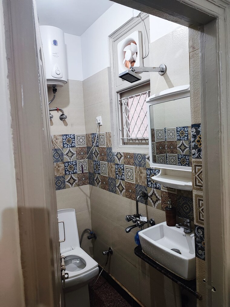 Bathroom, pratap nagar 2 Bedroom 650 Sq.Ft. Builder Floor In Pratap Nagar Delhi 8559297
