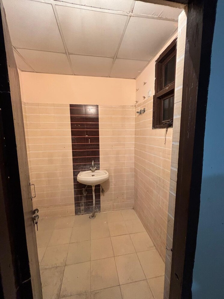 Bathroom, khurram nagar 3 Bedroom 1100 Sq.Ft. Apartment In Khurram Nagar Lucknow 8559512