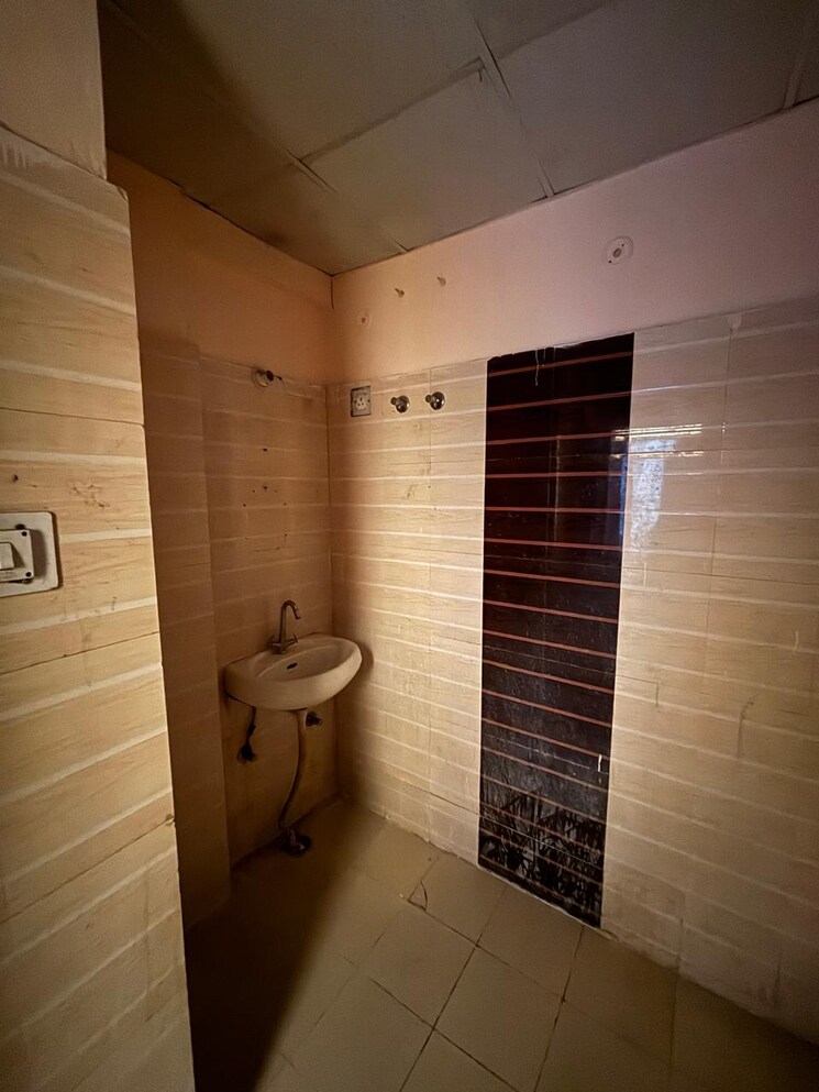 Bathroom, khurram nagar 3 Bedroom 1100 Sq.Ft. Apartment In Khurram Nagar Lucknow 8559512