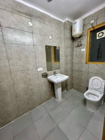 Master Bedroom in 2 BHK Builder Floor at Sector 46 – for Rent
