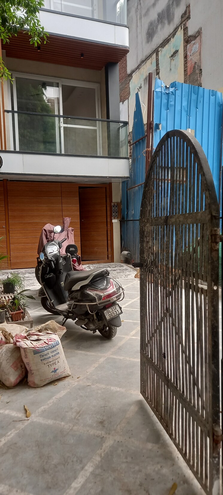  Parking, amar colony 1 RK 485 Sq.Ft. Independent House In Amar Colony Delhi 8559536