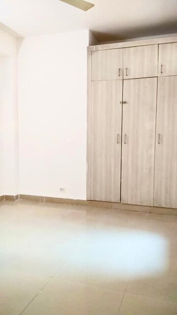 Room in 2 BHK Apartment at Supertech Cape Town, Sector 74 – for Rent