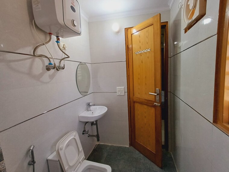 Bathroom, sushant-lok-3 3 Bedroom 263 Sq.Yd. Builder Floor In Sector 57 Gurgaon 8559615