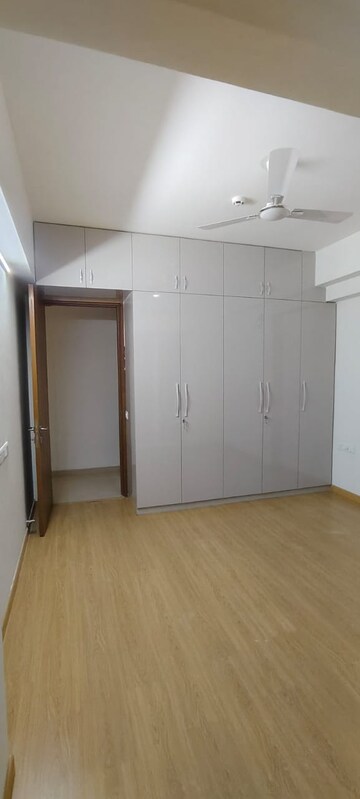 Room in 2 BHK Apartment at Supertech Cape Town, Sector 74 – for Rent