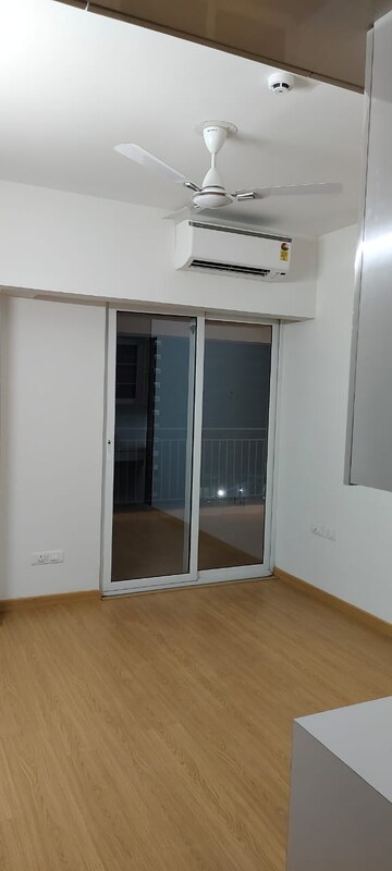 Room in 2 BHK Apartment at Supertech Cape Town, Sector 74 – for Rent