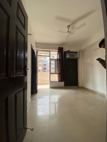 Room in 3 BHK Apartment at Supertech Cape Town, Sector 74 – for Rent