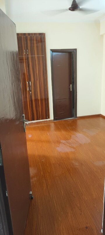 Room in 2.5 BHK Apartment at Amrapali Centurian Park, Tech Zone 4 Greater Noida – for Rent