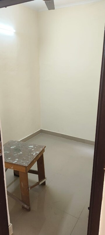 Room in 2.5 BHK Apartment at Amrapali Centurian Park, Tech Zone 4 Greater Noida – for Rent