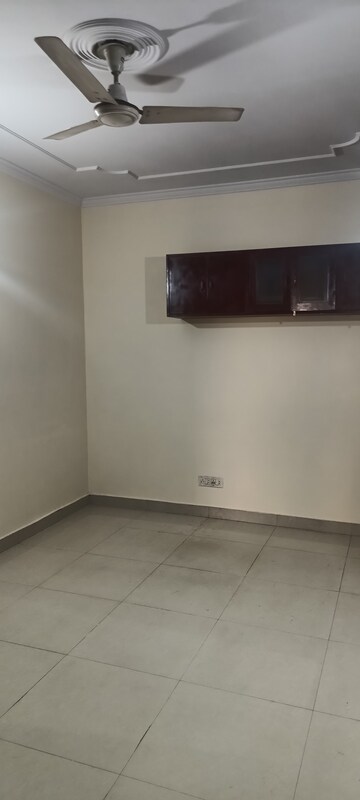 Room in 3 BHK Apartment at Patparganj – for Rent