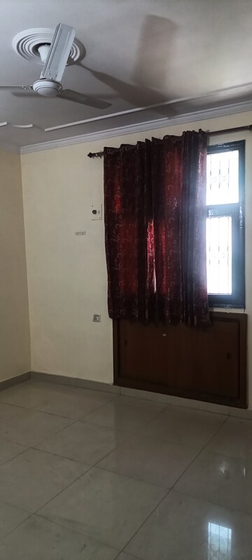 Room in 3 BHK Apartment at Patparganj – for Rent