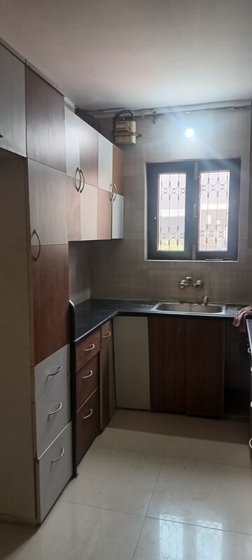Furnished Amenities in 3 BHK Apartment at Patparganj – for Rent