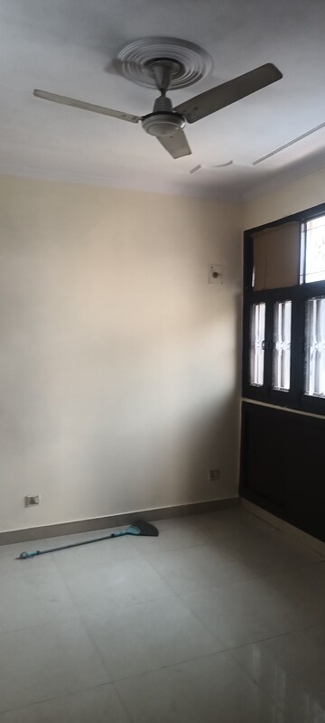Room in 3 BHK Apartment at Patparganj – for Rent