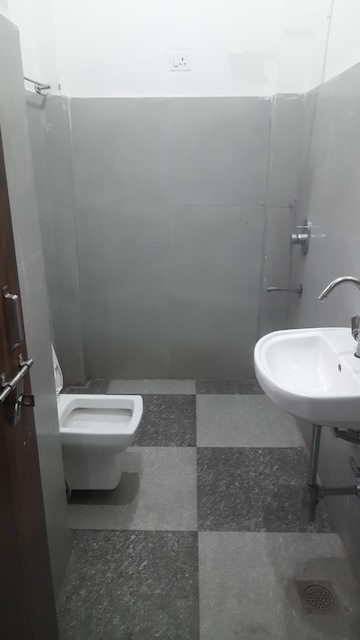 Bathroom in 1 BHK Builder Floor at Sector 40 – for Rent