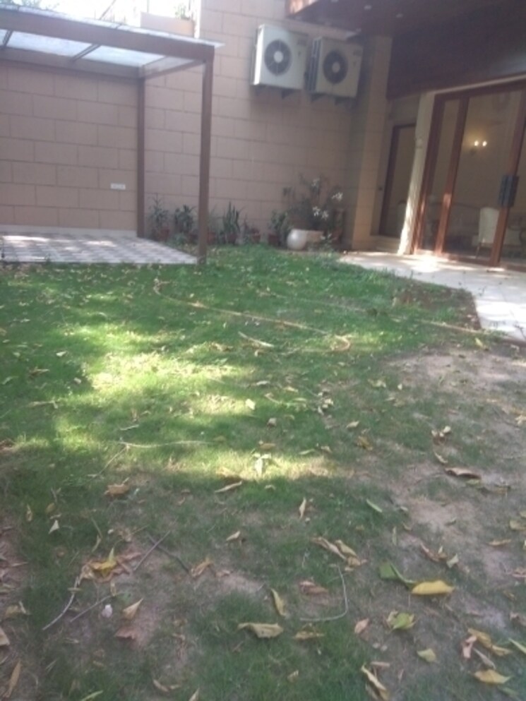 Garden, maharani bagh 6 Bedroom 1100 Sq.Yd. Independent House In Maharani Bagh Delhi 8560601