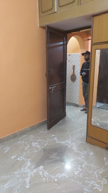Furnished Amenities in 1.5 BHK Apartment at Uma Cooperative Society, Mayur Vihar 1 – for Rent