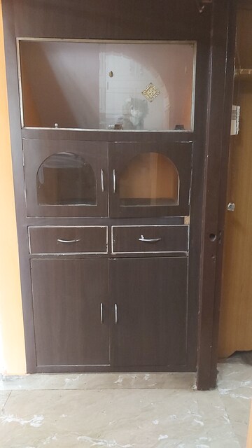 Furnished Amenities in 1.5 BHK Apartment at Uma Cooperative Society, Mayur Vihar 1 – for Rent