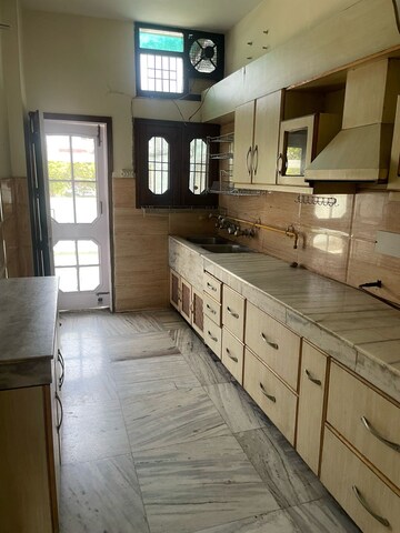Kitchen in 3 BHK Builder Floor at Sector 44 – for Rent