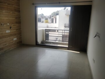Room in 3 BHK Builder Floor at Sector 18 – for Rent