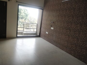 Room in 3 BHK Builder Floor at Sector 18 – for Rent