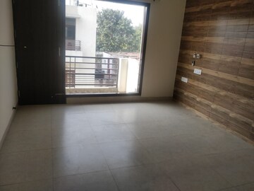 Room in 3 BHK Builder Floor at Sector 18 – for Rent