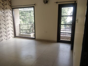 Room in 3 BHK Builder Floor at Sector 18 – for Rent