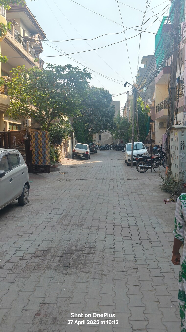  Parking, dhakoli 6 Bedroom 100 Sq.Yd. Independent House In Dhakoli Zirakpur 8560716