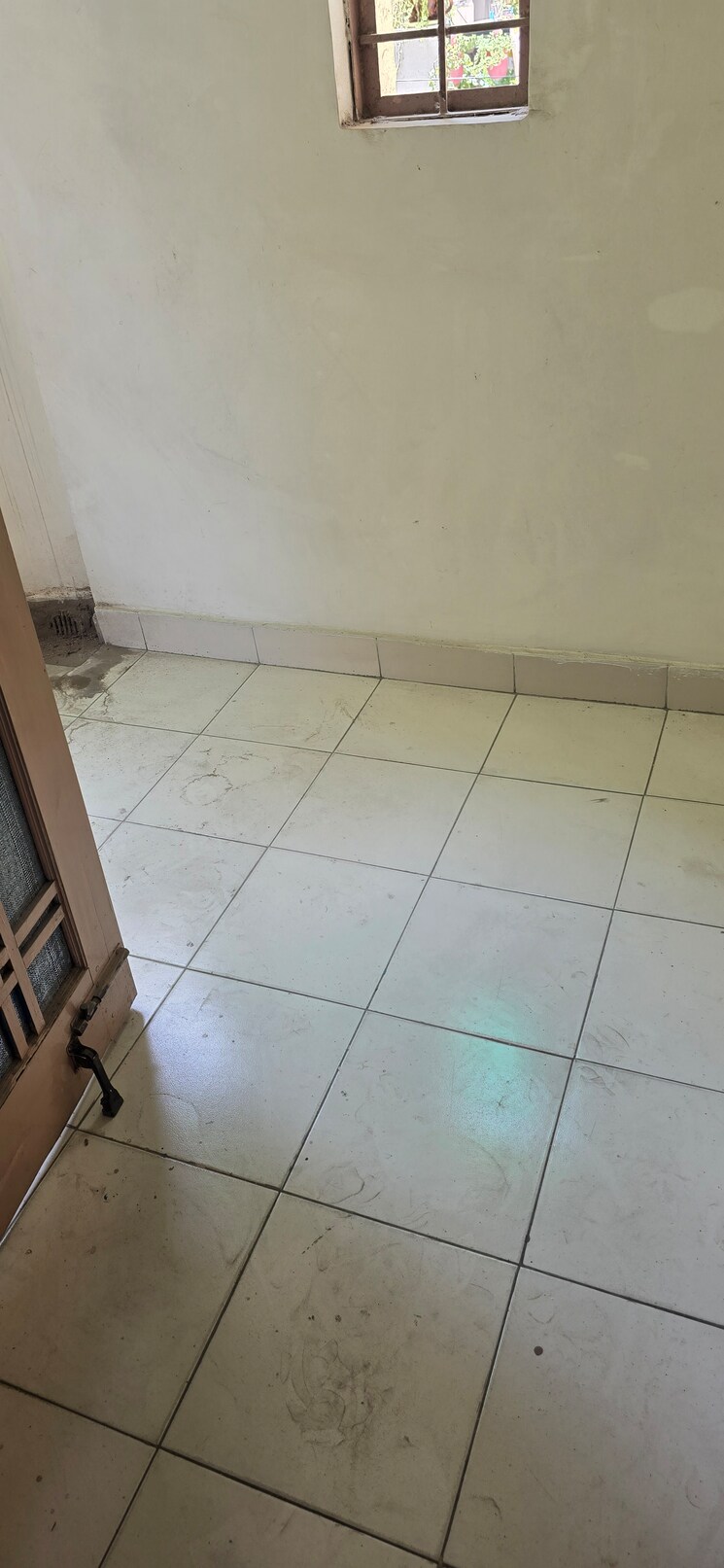 Room, sector 12 dwarka 1.5 Bedroom 700 Sq.Ft. Apartment In Sector 12 Dwarka Delhi 8560735