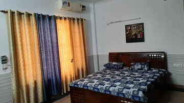 Bedroom in 3 BHK Builder Floor at Sector 40 – for Rent