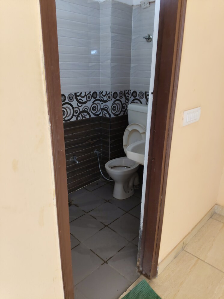 Bathroom, sector 110 3 Bedroom 900 Sq.Ft. Builder Floor In Sector 110 Gurgaon 8560803