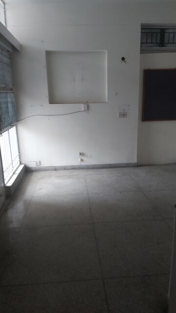 Room in 2.5 BHK Apartment at Mayur Vihar – for Rent