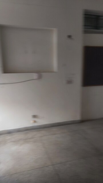 Room in 2.5 BHK Apartment at Mayur Vihar – for Rent