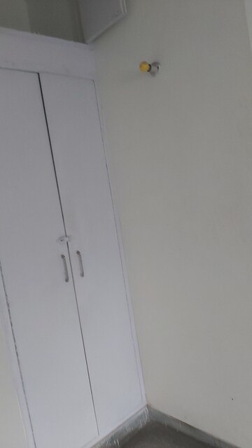 Furnished Amenities in 2.5 BHK Apartment at Mayur Vihar – for Rent
