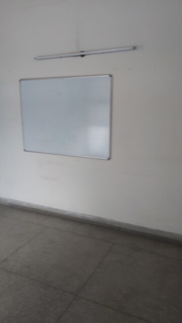 Room in 2.5 BHK Apartment at Mayur Vihar – for Rent