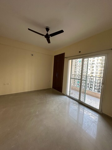 Room in 3 BHK Apartment at Windsor Paradise 2, Raj Nagar Extension – for Rent