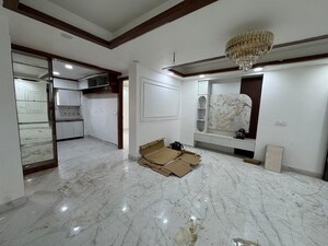 Room in 4 BHK Apartment at Sector 73 – for Sale
