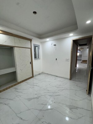 Room in 4 BHK Apartment at Sector 73 – for Sale