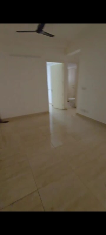 Room in 3 BHK Apartment at Gaur City 2 - 14th Avenue, Sector 16c Greater Noida – for Rent