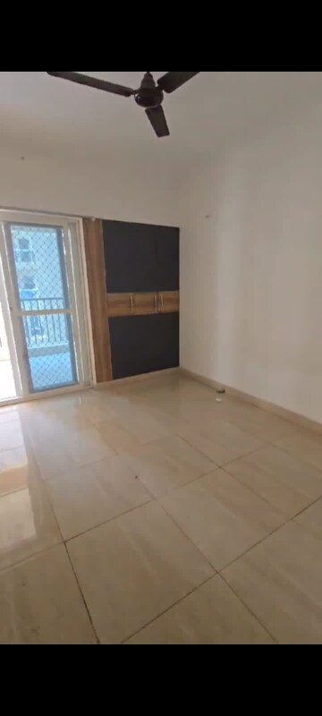 Room in 3 BHK Apartment at Gaur City 2 - 14th Avenue, Sector 16c Greater Noida – for Rent