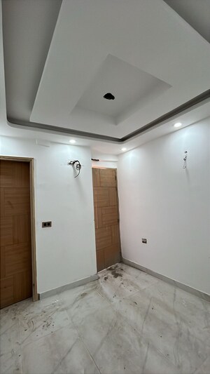 Room in 3 BHK Apartment at Sector 73 – for Sale