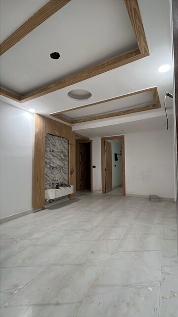 Room in 3 BHK Apartment at Sector 73 – for Sale