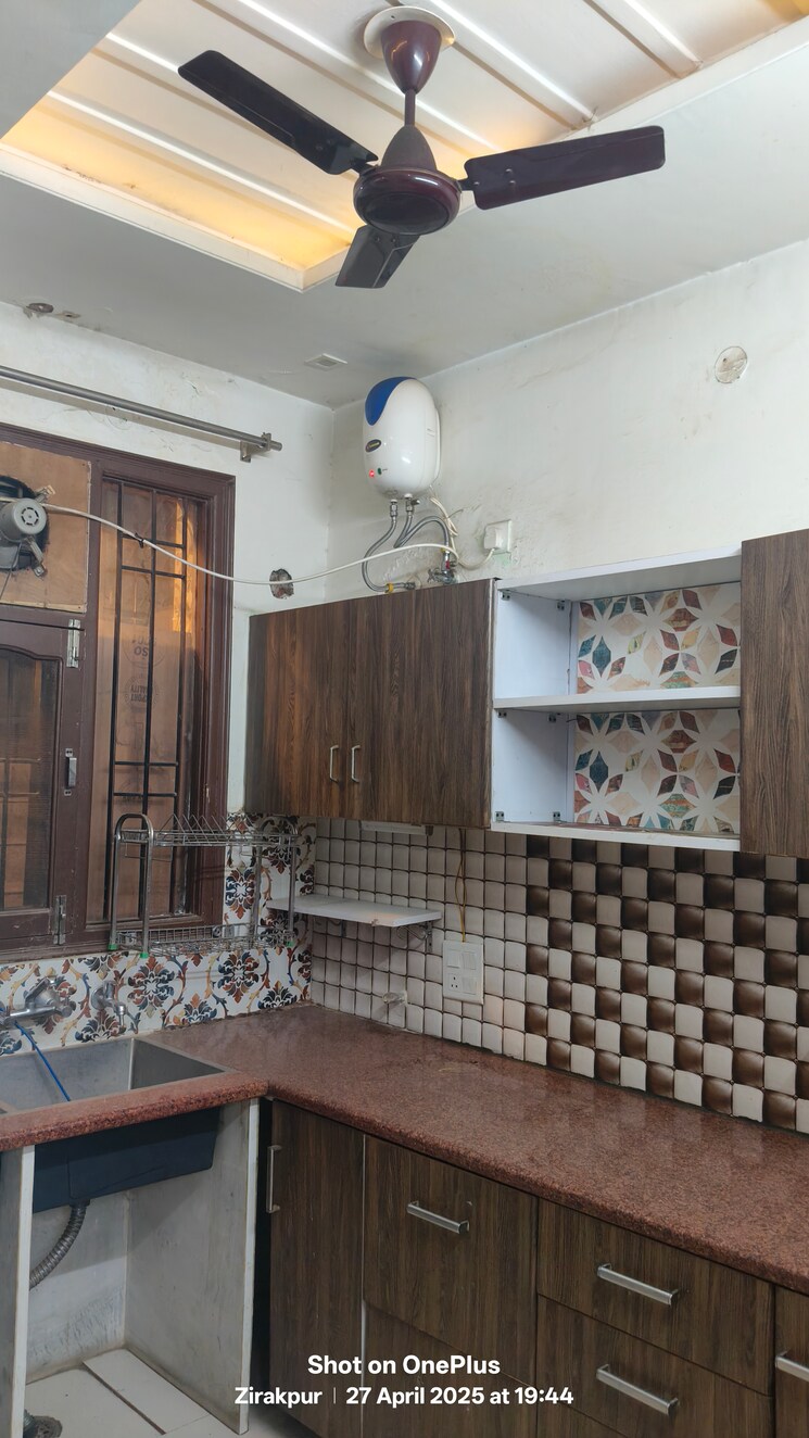 Kitchen, peer mucchalla 2.5 Bedroom 100 Sq.Yd. Apartment In Peer Mucchalla Zirakpur 8561499