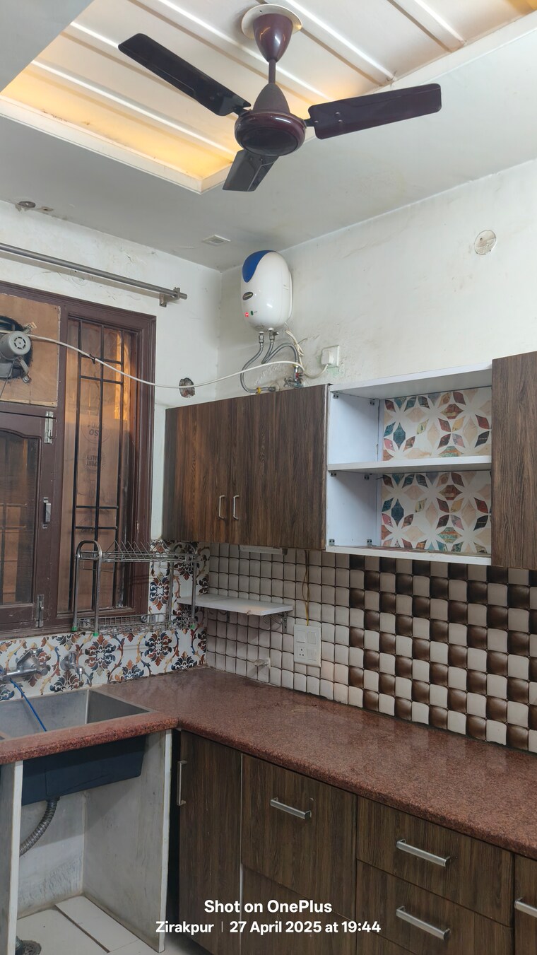 Kitchen, peer mucchalla 2.5 Bedroom 100 Sq.Yd. Apartment In Peer Mucchalla Zirakpur 8561499