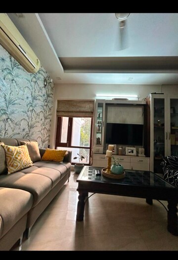 Living Room in 2 BHK Builder Floor at SAS Tower, Sector 38 – for Rent