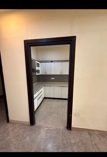Room in 3 BHK Builder Floor at RWA Residential Society Sector 46, Sector 46 – for Rent