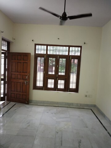 Room in 2 BHK Builder Floor at Aliganj – for Rent