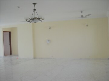 Room in 5 BHK Penthouse at Unitech The World Spa, Sector 30 – for Rent