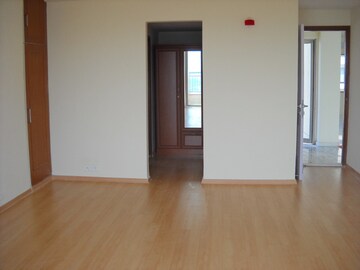 Room in 5 BHK Penthouse at Unitech The World Spa, Sector 30 – for Rent