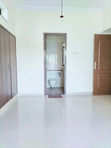 Furnished Amenities in 2 BHK Apartment at K Raheja Heights, Malad East – for Rent
