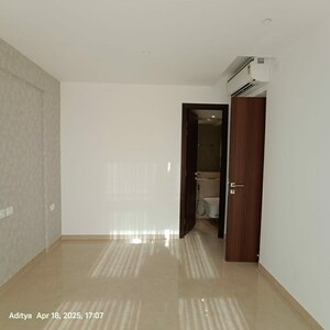 Room in 2 BHK Apartment at Hiranandani Highland, Powai – for Sale