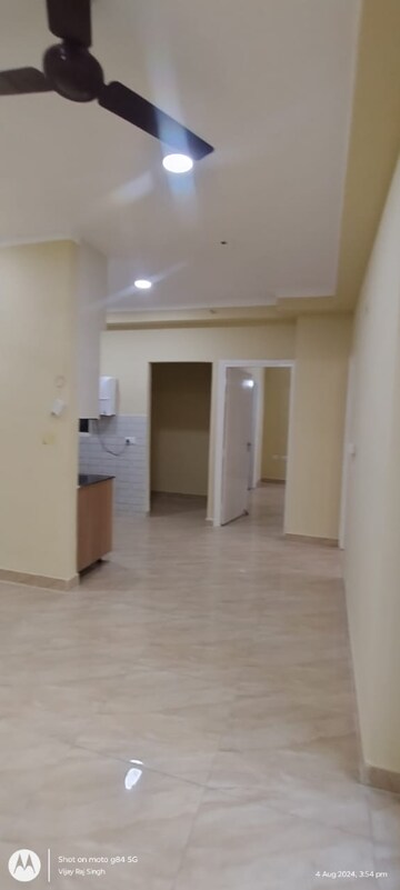 Room in 3 BHK Apartment at Gaur City 2 - 14th Avenue, Sector 16c Greater Noida – for Rent